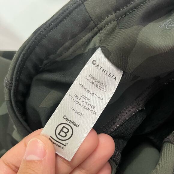 Athleta Green Camo Contender 7/8 Mid-Rise Leggings Zipper Pockets Size XS - Picture 8 of 10